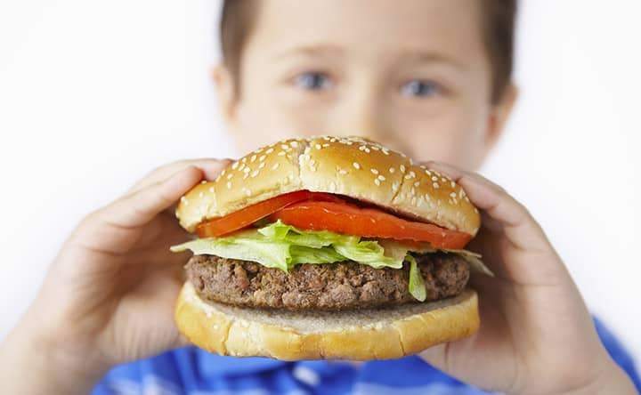 Bambini con colesterolo alto: l’importanza di una dieta alimentare corretta