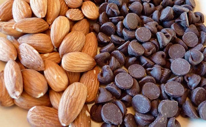 Mandorle, cioccolato fondente e cacao: trio vincente contro il colesterolo