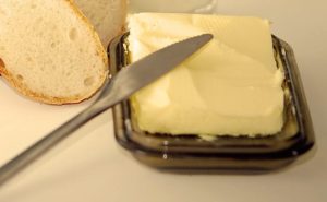 Burro di mandorle contro burro di arachidi: ecco qual è quello più sano