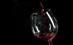 Un calice di vino al giorno toglie davvero il medico di torno?