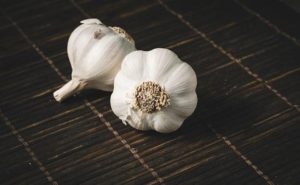 Abbassare il colesterolo con l’aglio